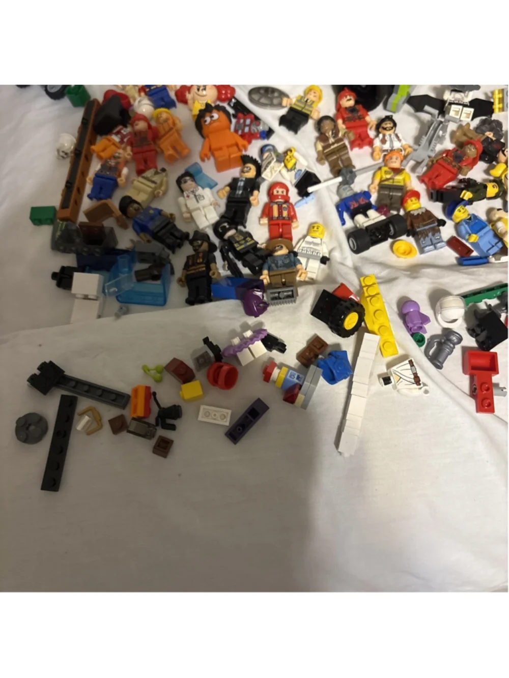 Lego Minifigures Lot Of Mini Figures, Aircraft And Accessories 1165￼